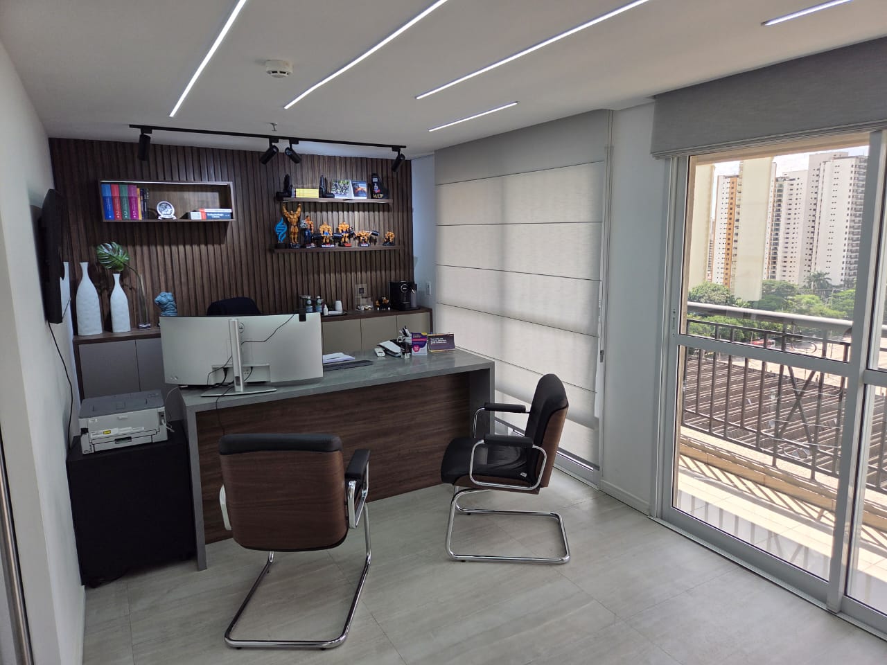 Consultório médico amplo com vista da cidade